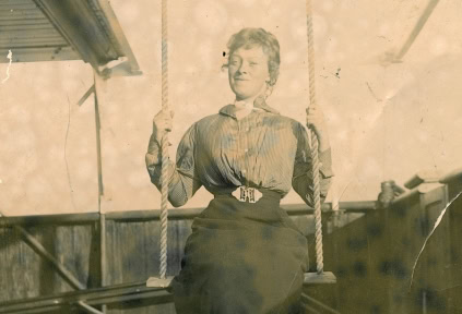 Eine Frau sitz auf einer Schaukel