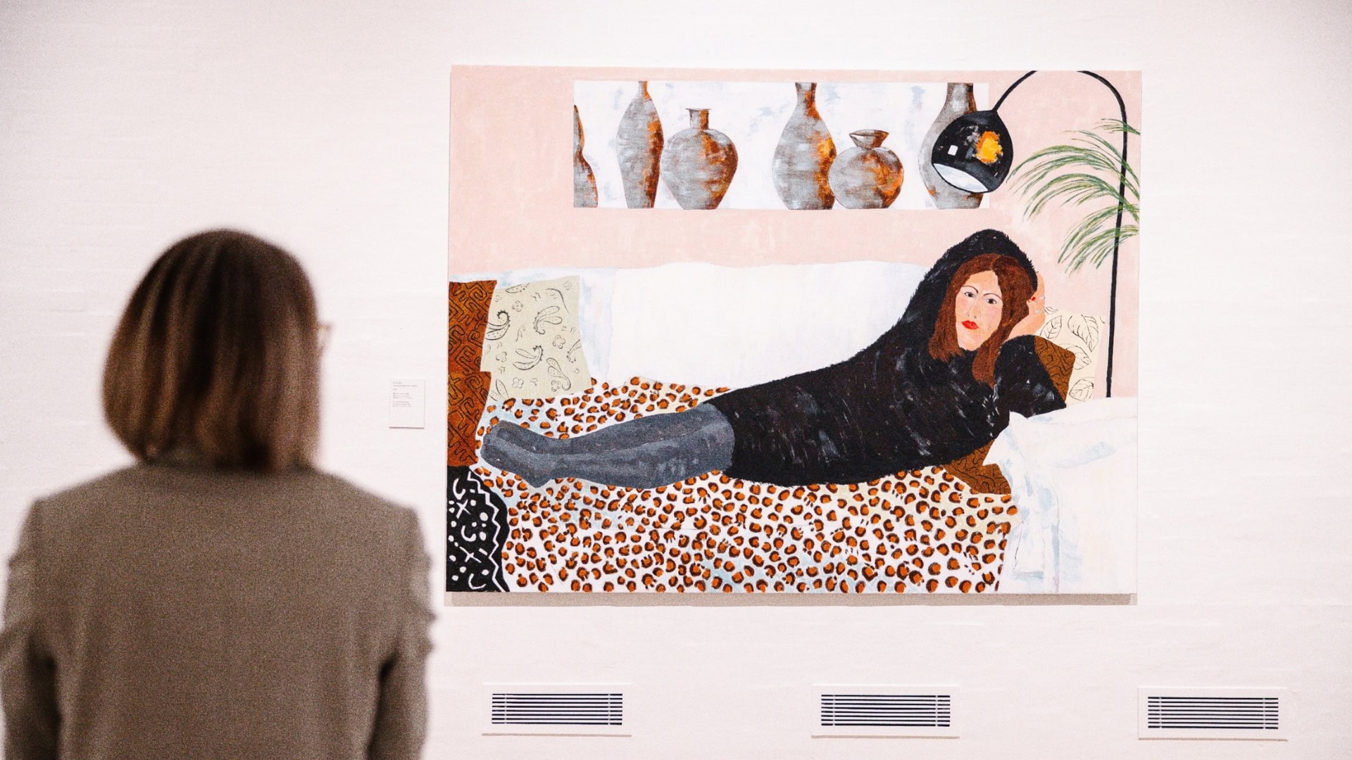 Eine Frau betrachtet ein Kunstwerk von Anette Abrhamsson