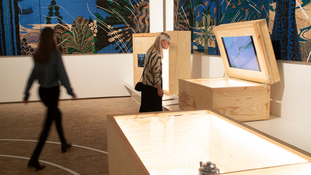 To kvinder i kunstudstilling på Kunstmuseet i Tønder