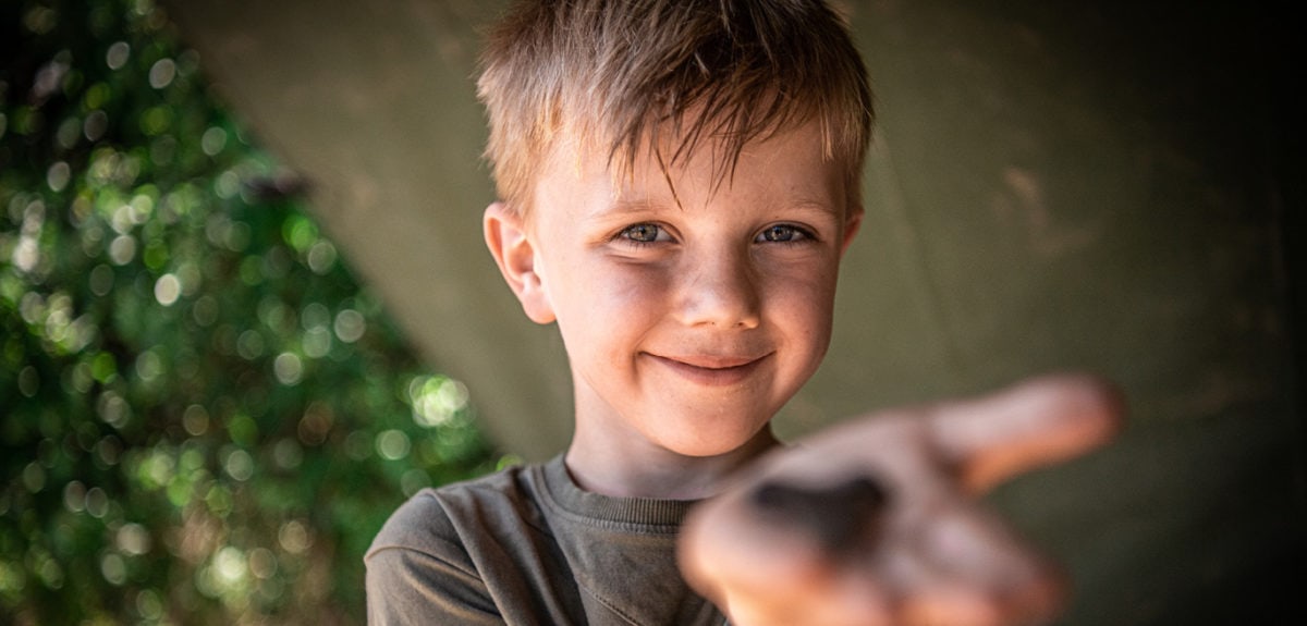 Dreng viser hajtand frem