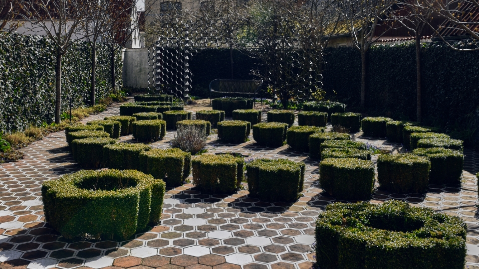 Baghaveren ved Drøhses Hus i Tønder. Buske som er sat i Tønder Knipling mønster.