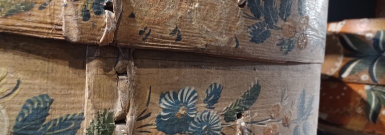 En spånæske, hvori man i 1700-tallet lagde forskellige små ting i.