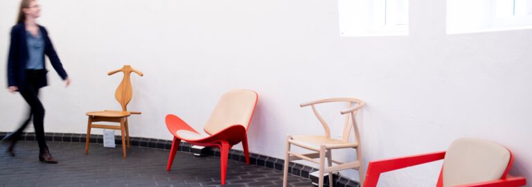 Udvalgte Hans J. Wegner stole, der udstilles i Vandtårnet i Tønder