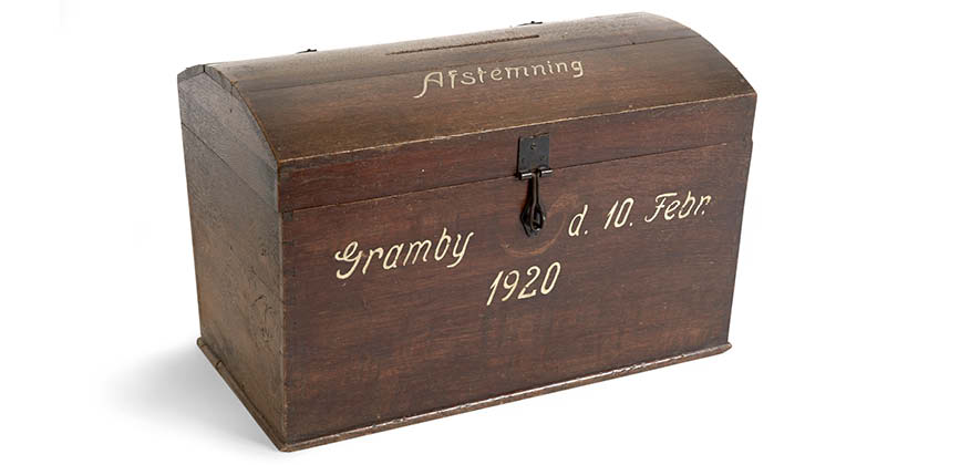 En stemmeboks lavet i træ. Brugt til afstemningen i 1920.