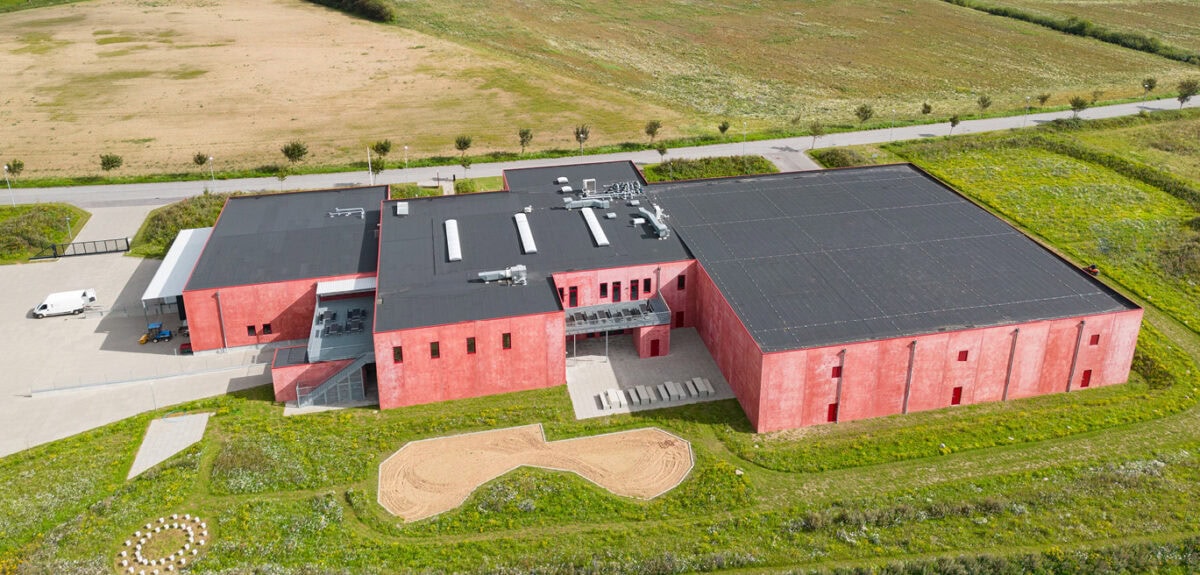 Bevaringscenter Sønderjylland er en rød bygning.