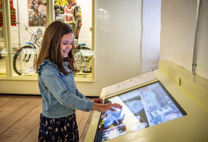 Ein Mädchen erkundet die digitale Installation im Schloss Sonderburg