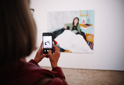 Eine Frau macht ein Foto von einem Kunstwerk im Kunstmuseum Tondern