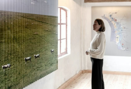 Eine Frau befindet sich in der Ausstellung in der Mühle von Højer