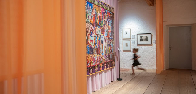 A child is running through a room in Sønderborg Castle