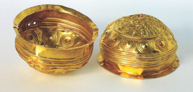 Zwei Goldschalen aus der Bronzezeit