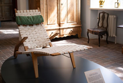 Ein Stuhl von Hans J. Wegner in der Ausstellung im Museum für Kulturgeschichte in Tondern