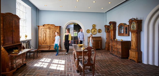 A family is walking through the exhibition at the Cultural History Museum in Tønder