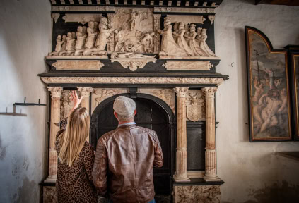Ein Mann und eine Frau befinden sich in der Kapelle der Königin Dorothea