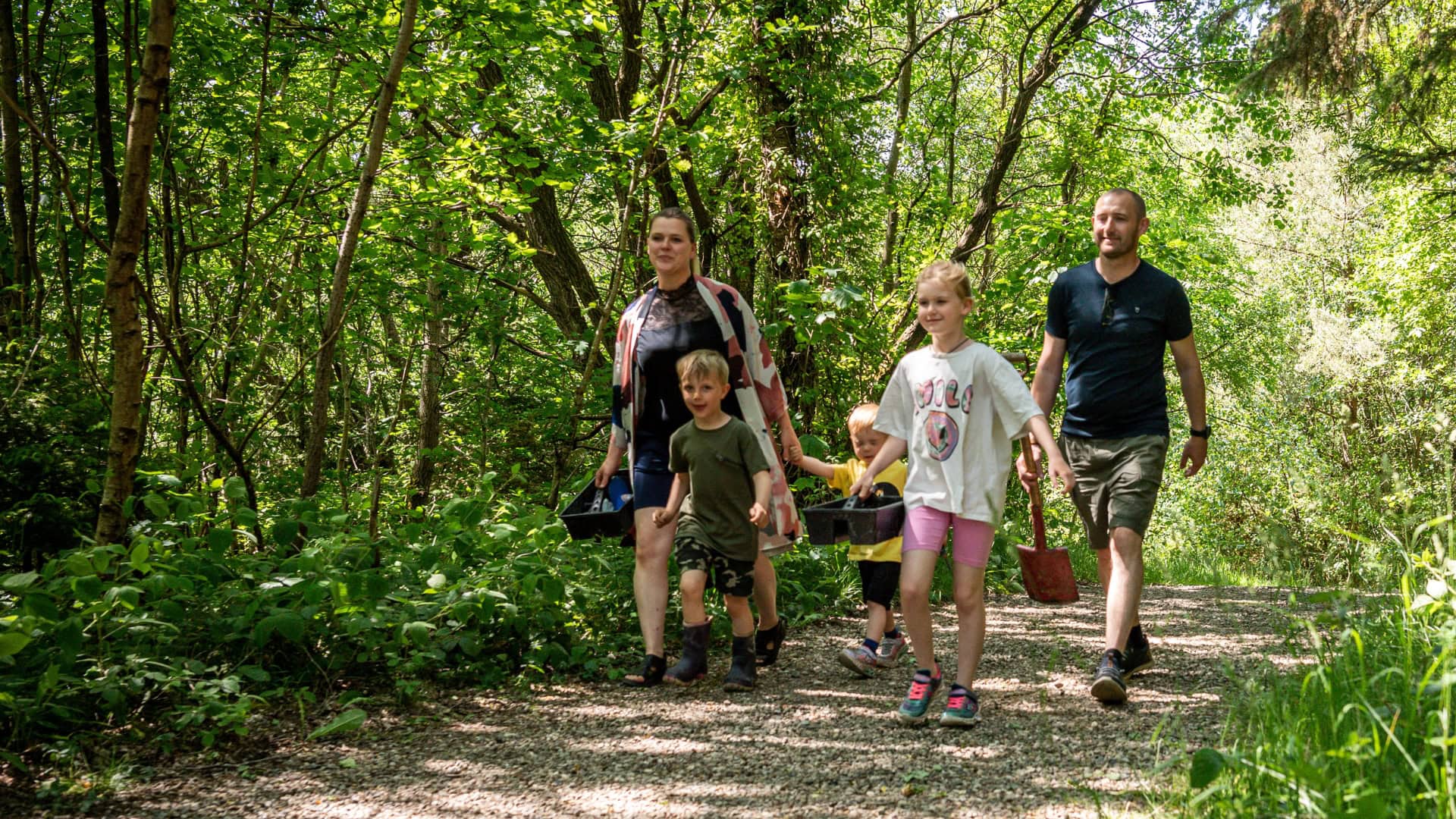 Eine Familie ist unterwegs, um Fossilien zu suchen