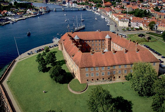 Sønderborg Slot i røde mursten ved flensborg fjord.
