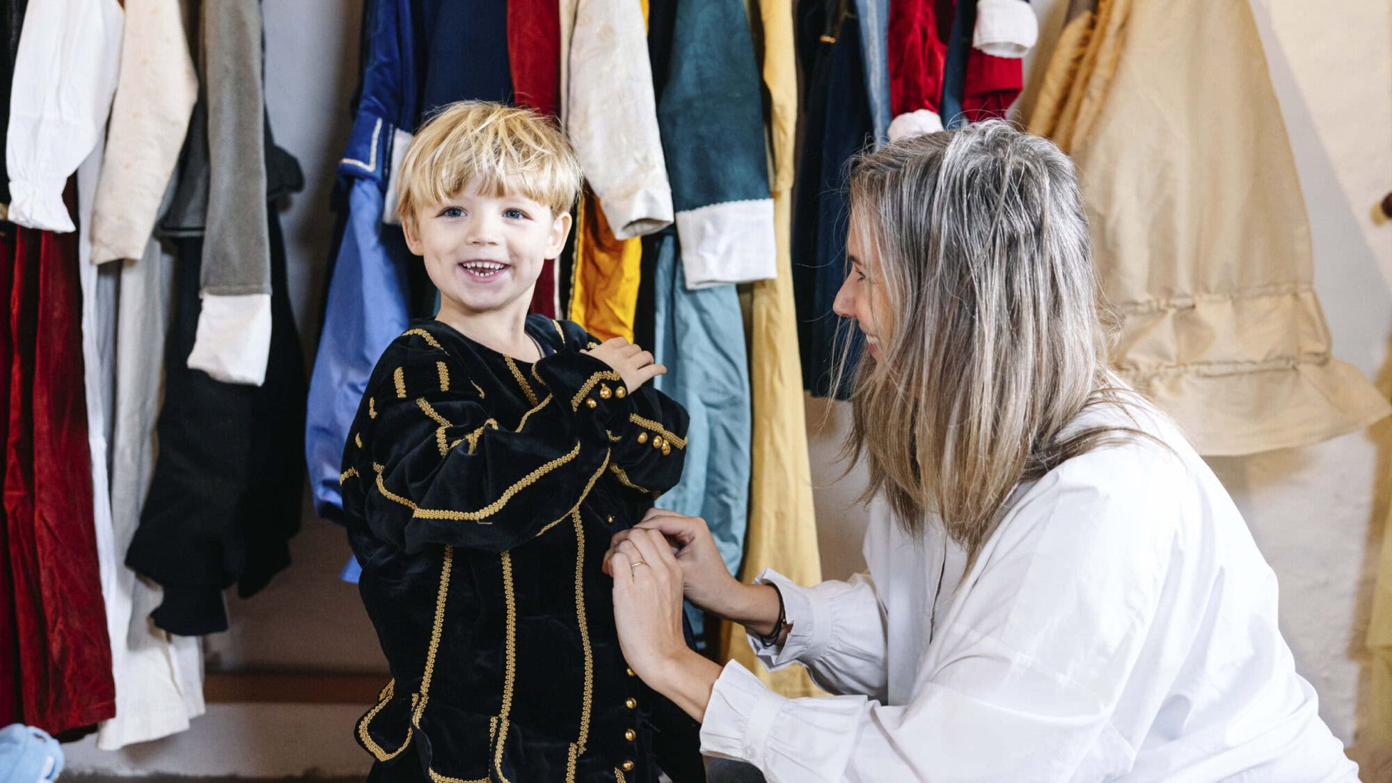 Dreng bliver klædt ud af sin mor på Sønderborg Slot.
