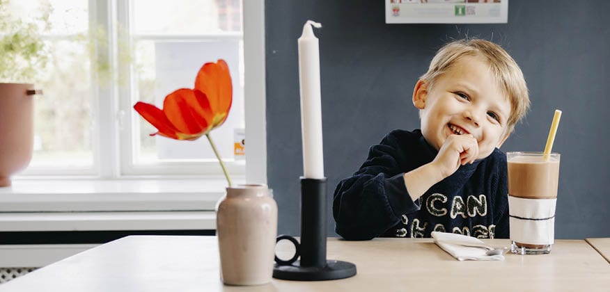 Dreng på café